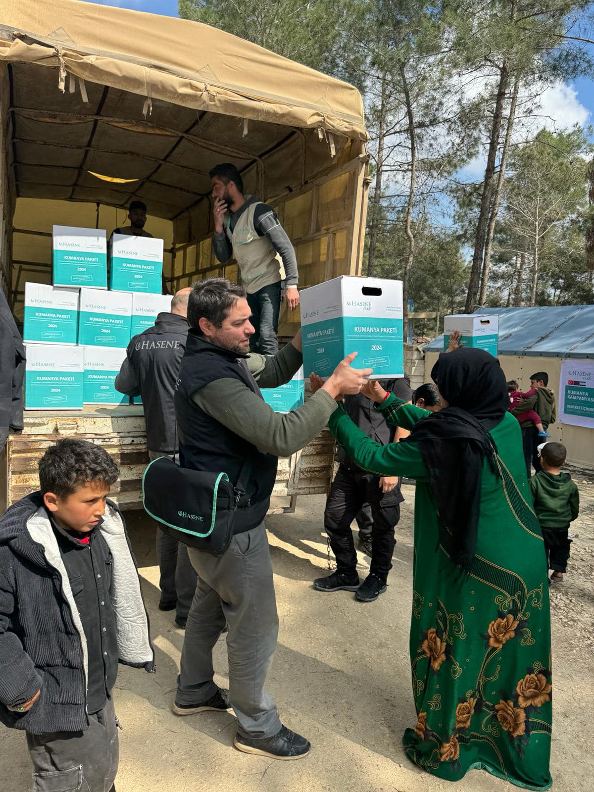 Nos Colis Alimentaires Sont Actuellement En Cours De Distribution à Travers Le Monde
