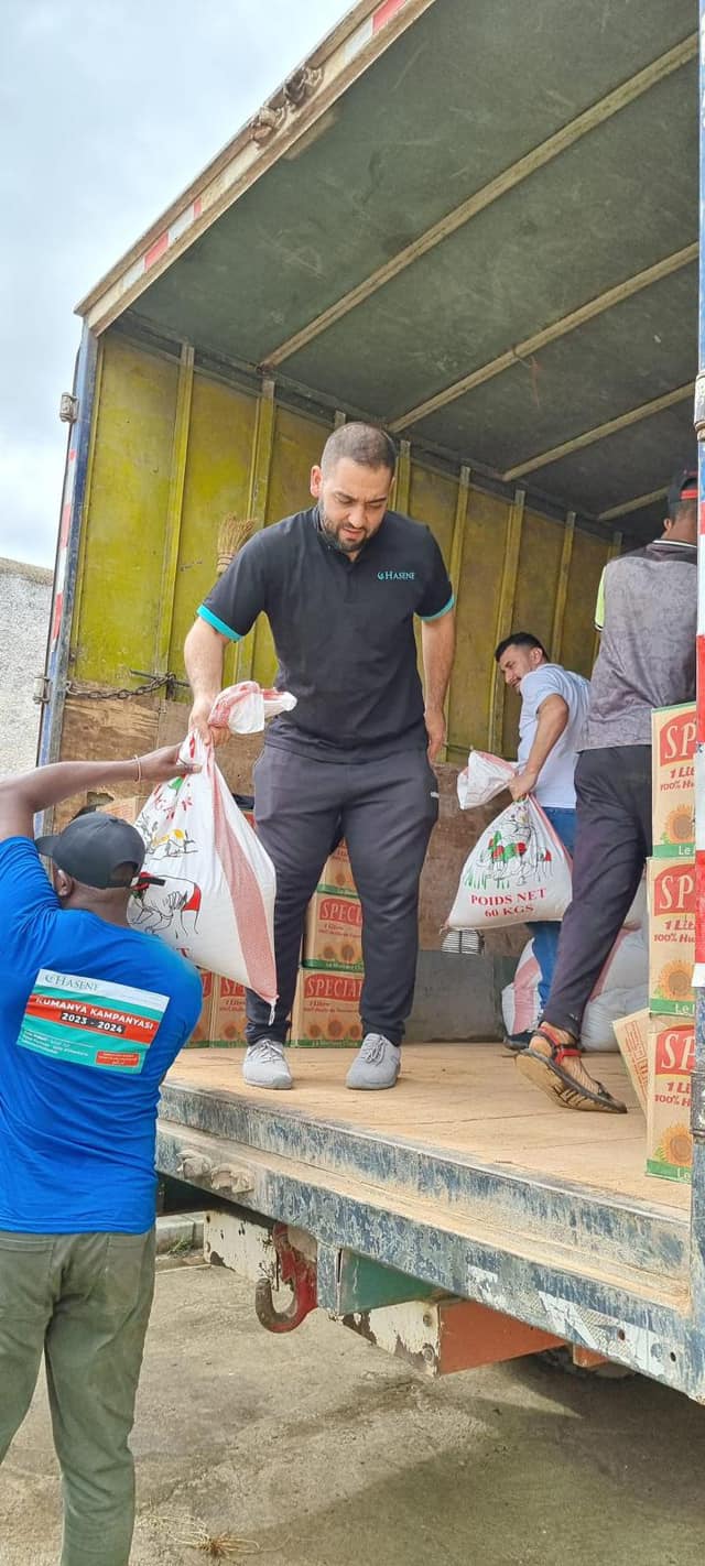 Nos Colis Alimentaires Sont Actuellement En Cours De Distribution à Travers Le Monde