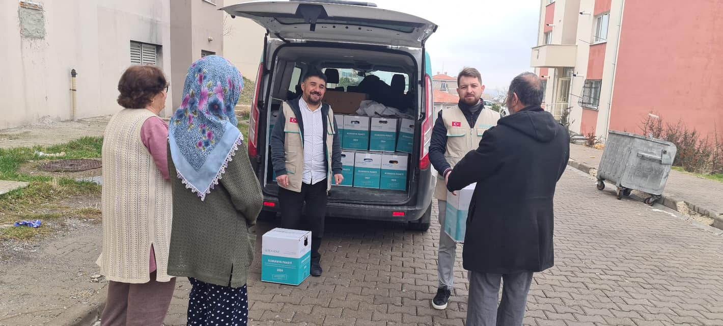 Nos Colis Alimentaires Sont Actuellement En Cours De Distribution à Travers Le Monde