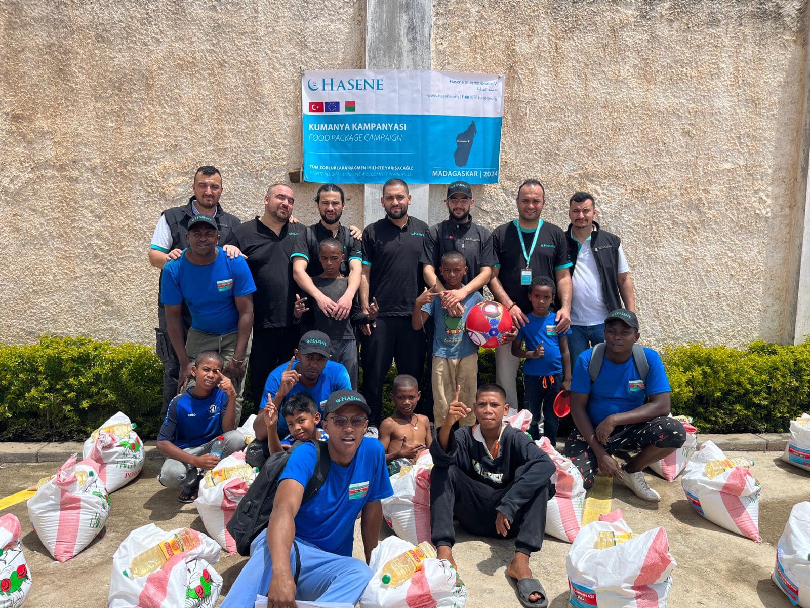 Nos Colis Alimentaires Sont Actuellement En Cours De Distribution à Travers Le Monde
